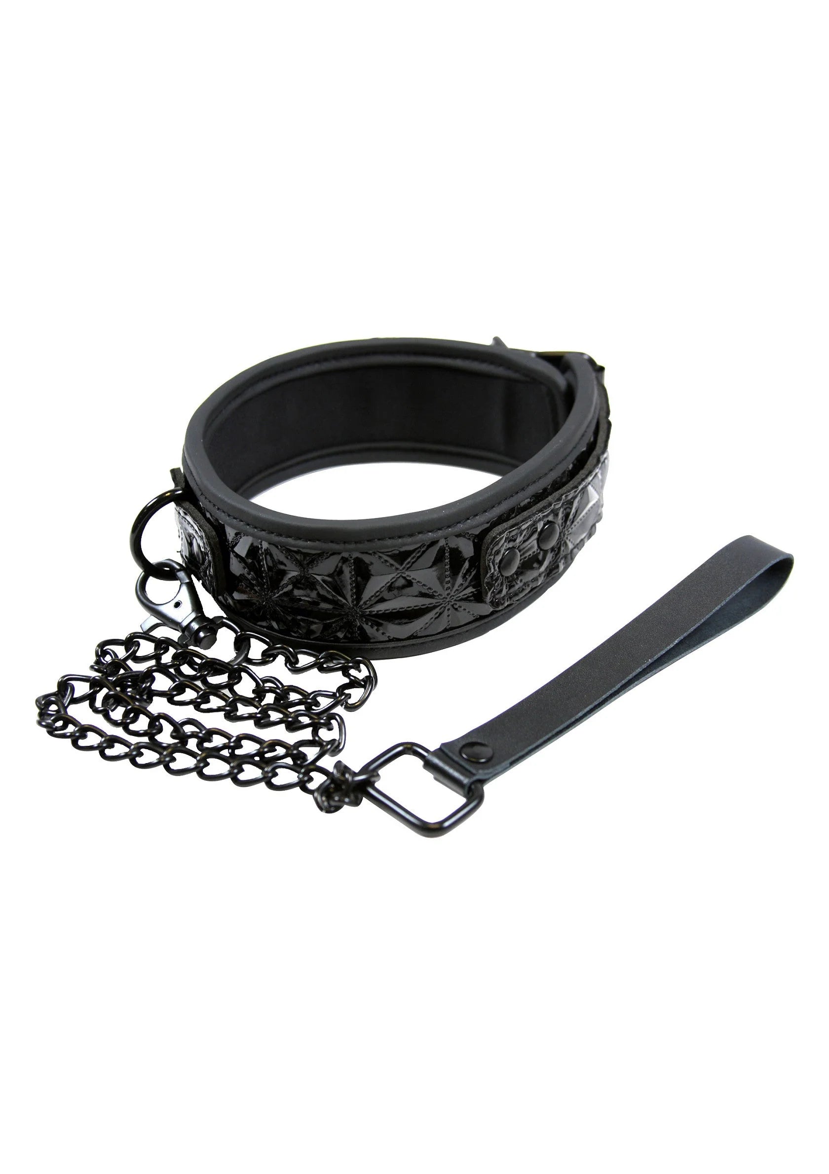 Zwarte vinyl halsband met ketting, schuifgesp en decoratieve reliëfband.