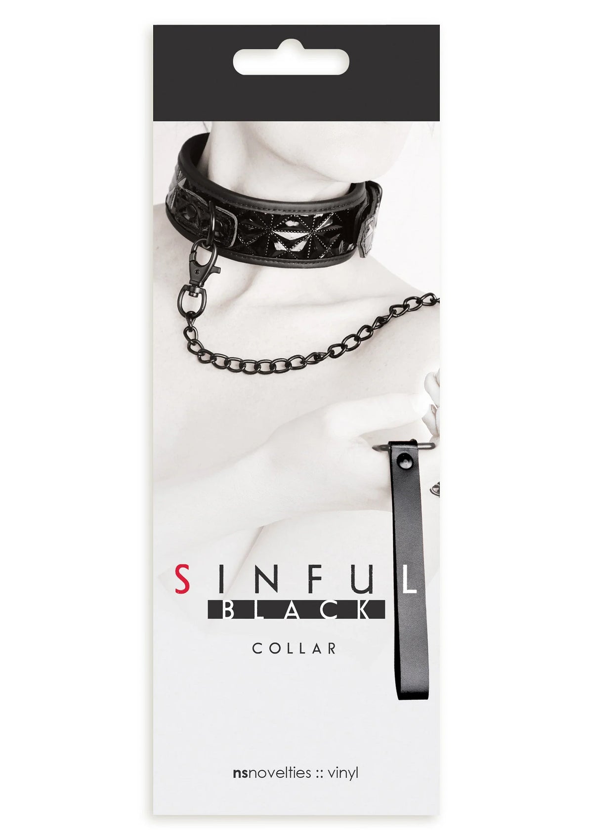 Zwarte vinyl halsband op kaart, met ketting en riemlus aan zijkant.