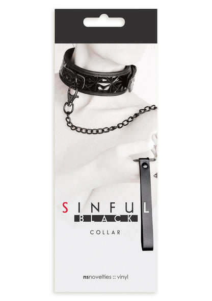 Zwarte vinyl halsband op kaart, met ketting en riemlus aan zijkant.