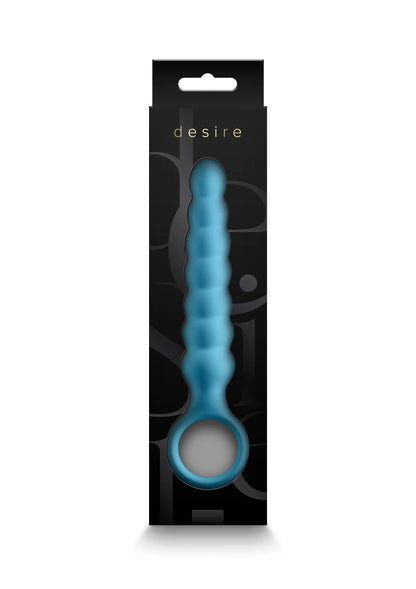 Zwarte verpakking met blauwe anale plug en grote ronde ring