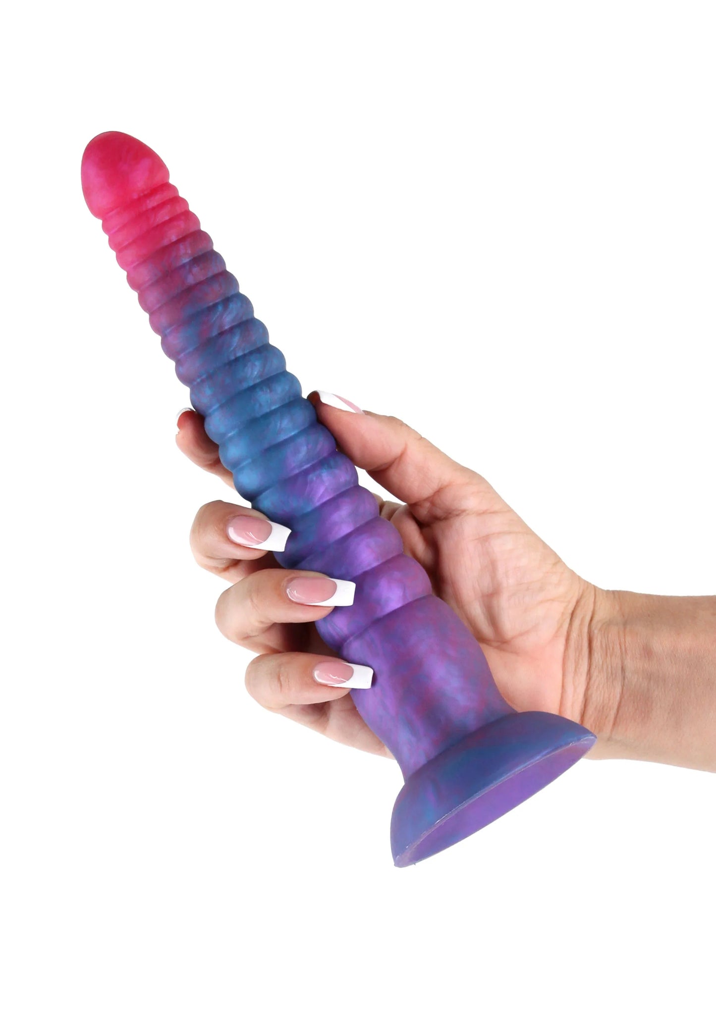 Gelaagde siliconen dildo in blauw en paars, geribbelde steel, brede basis in hand