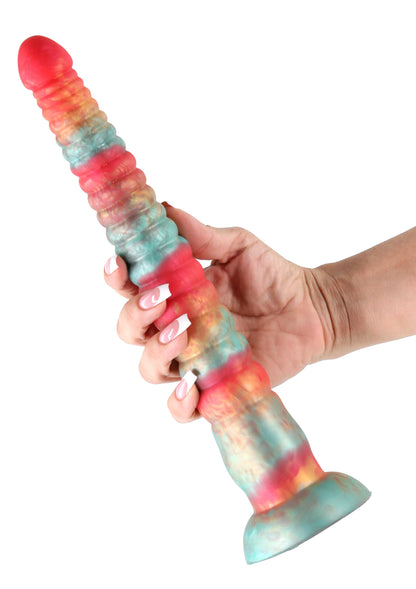 Meerkeurige dildo in hand met rode top, geribbelde schacht en brede voet