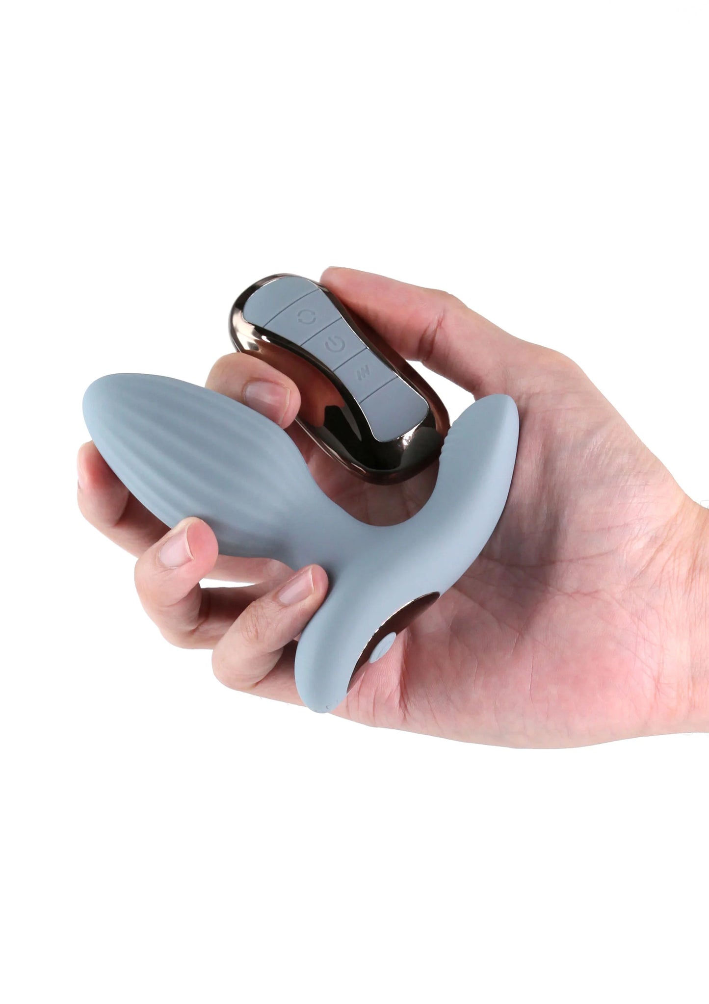Lichtblauwe anale plug vastgehouden in hand met zilverkleurige afstandsbediening