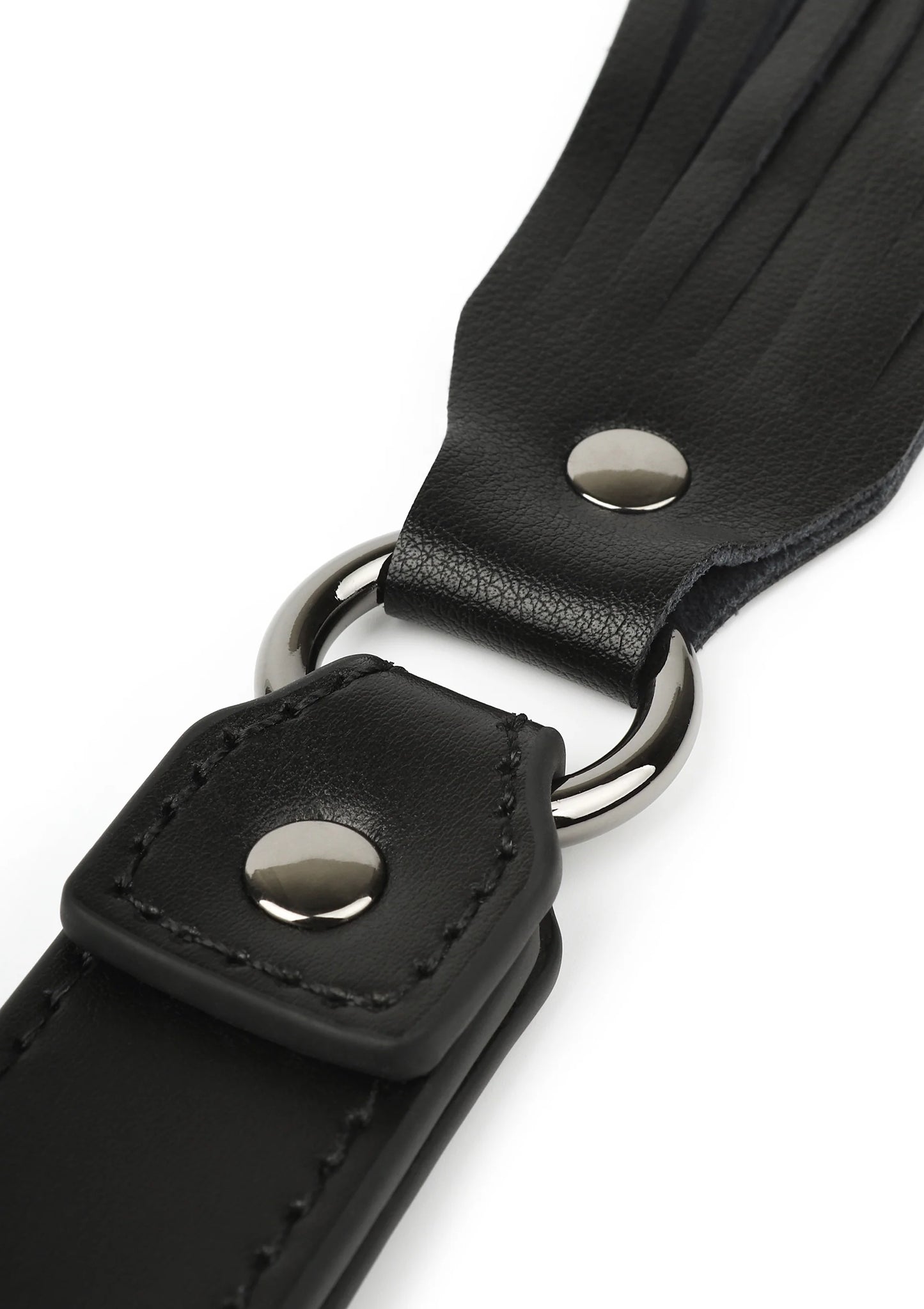 Zwart leren zweepband met metalen ringen en rechthoekige bevestiging