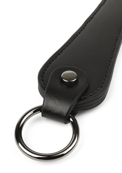 Eindstuk van leren slapper met metalen ring en drukknop, zwart