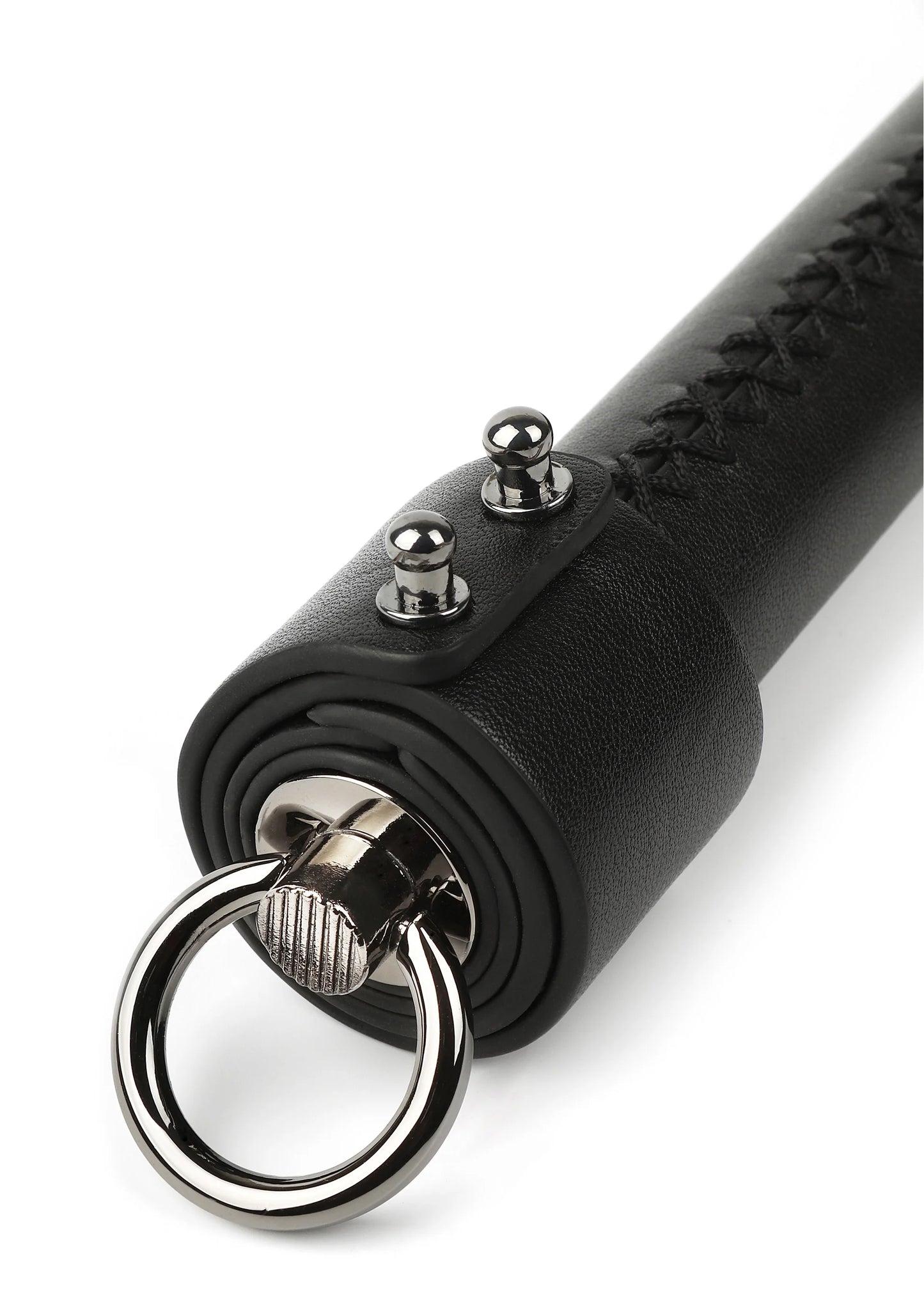 Zwarte leren zweepkop met metalen ring en drukknopstuds