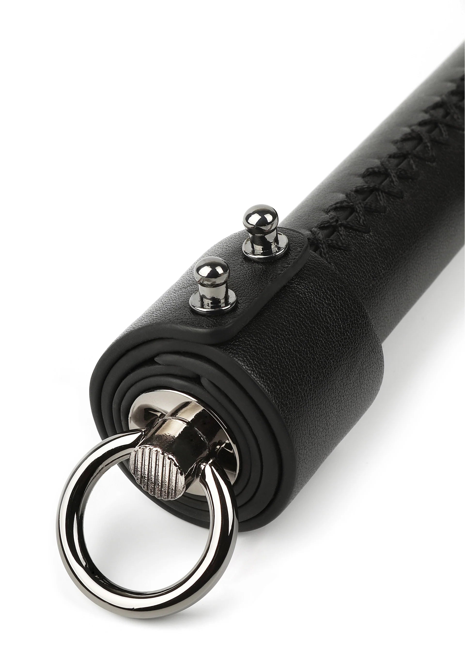 Zwarte leren zweepkop met metalen ring en drukknopstuds