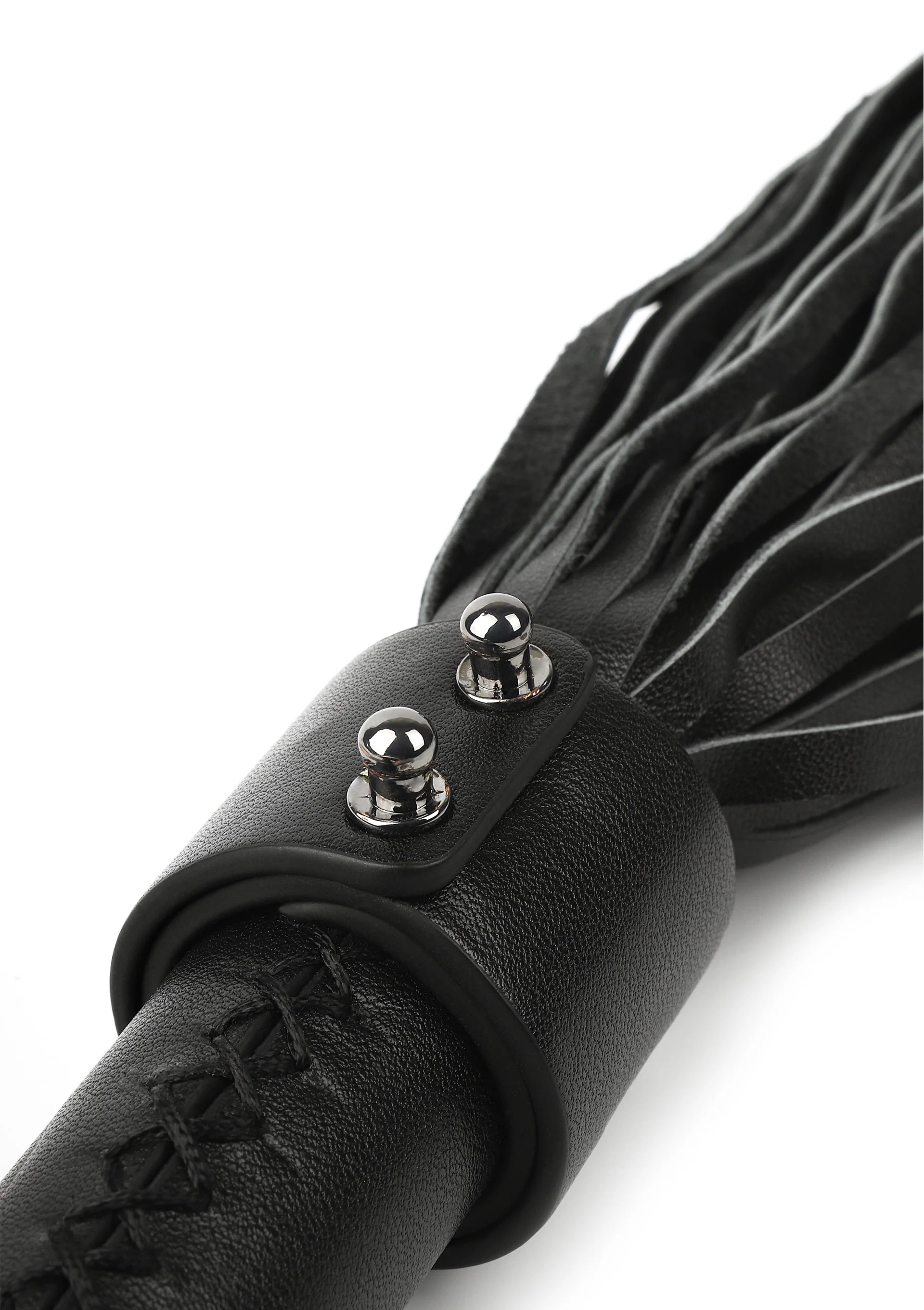 Echt lederen zweep 55 cm van Hidden Desire, leren handvat met metalen studs