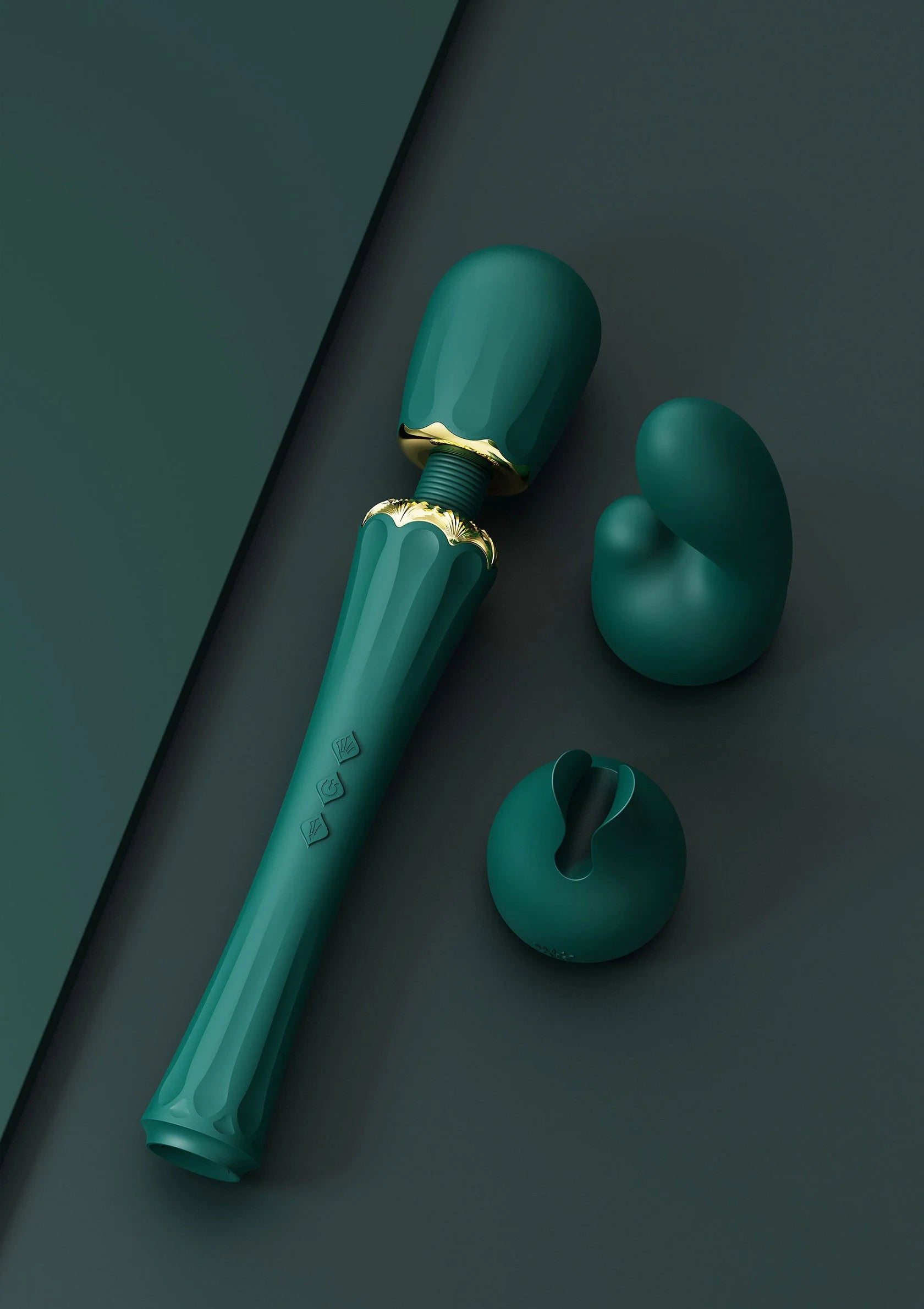 Wandvibrator van Zalo met donkergroen handvat en gouden kraag, met opzetstukken