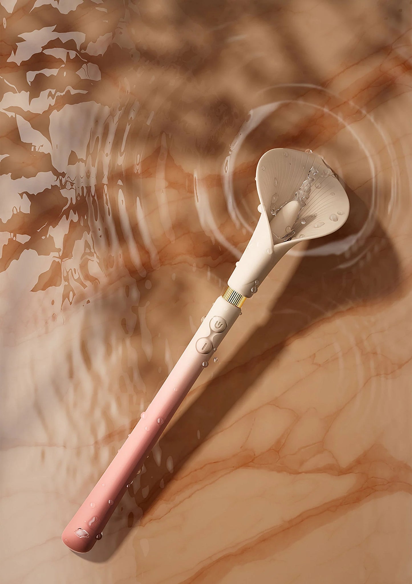Calla-trilstimulator met witte bloemkop in waterdruppels, lang handvat
