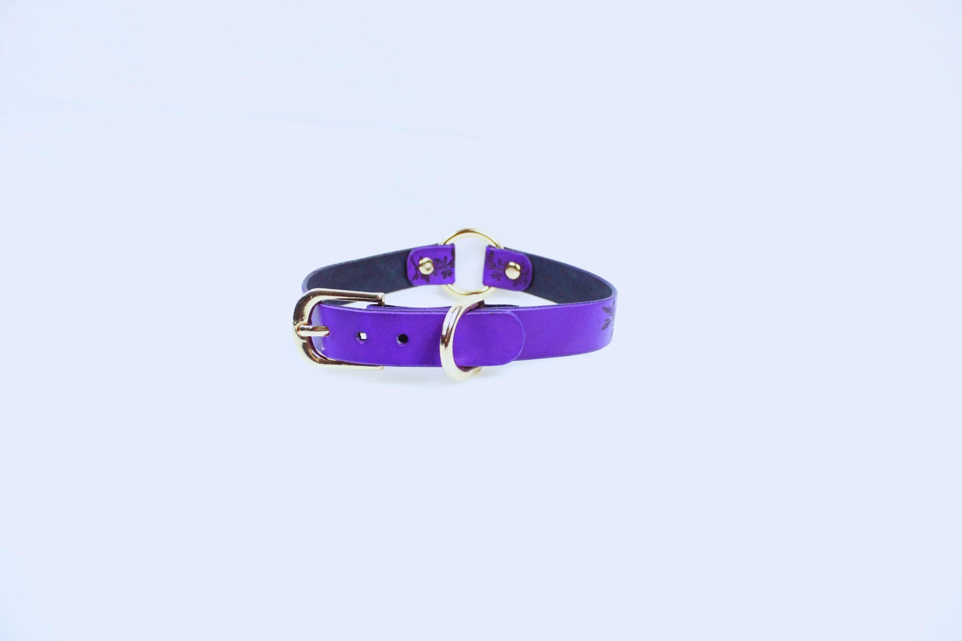 Leaf Pattern Submissive Day Collar – Purple Leather Discreet Jewelry - Happytoys Sexshop: online sex shop for Feeling Happy & Easy 😊 - Discreet geleverd