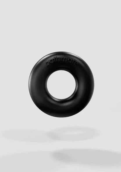 Zwarte siliconen penisring voor gebruik in bad, rond model met Bathmate-logo