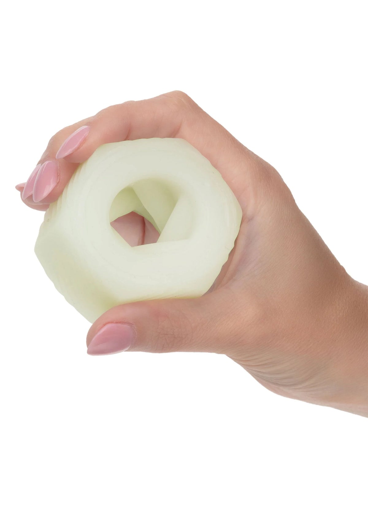 Hand die een lichtgroene siliconen cockring vasthoudt