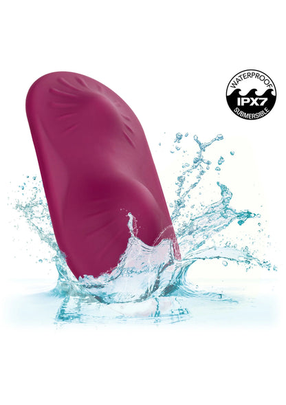 Paarse vibrerende grinder, bedekt met waterdruppels