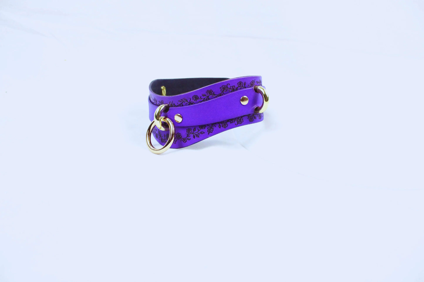 Purple Leather Floral Choker – Elegant Discreet Collar with Gold Rings - Happytoys Sexshop: online sex shop for Feeling Happy & Easy 😊 - Discreet geleverd