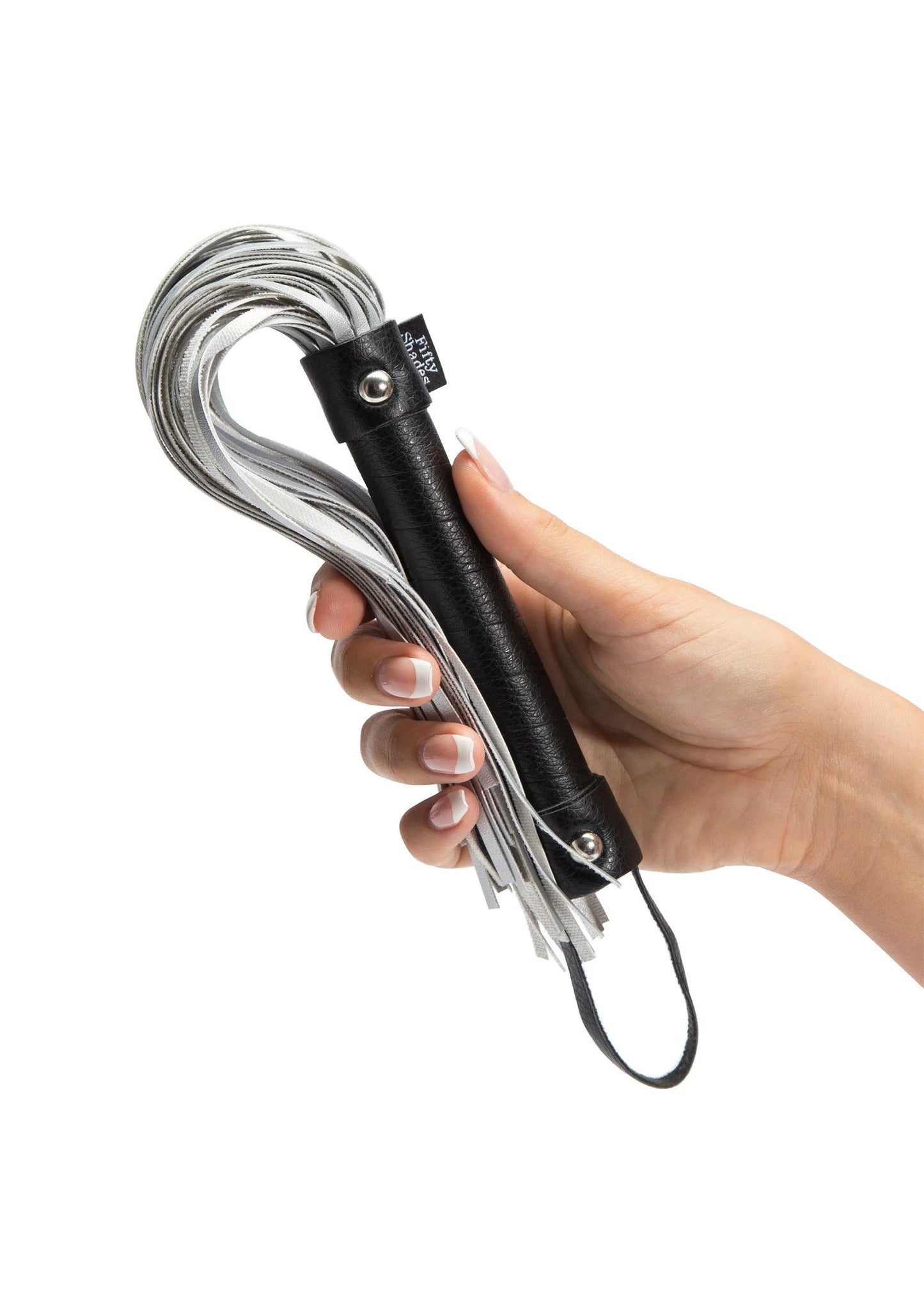 Close-up: handzweep met zwart handvat en zilveren franjes, in hand vast
