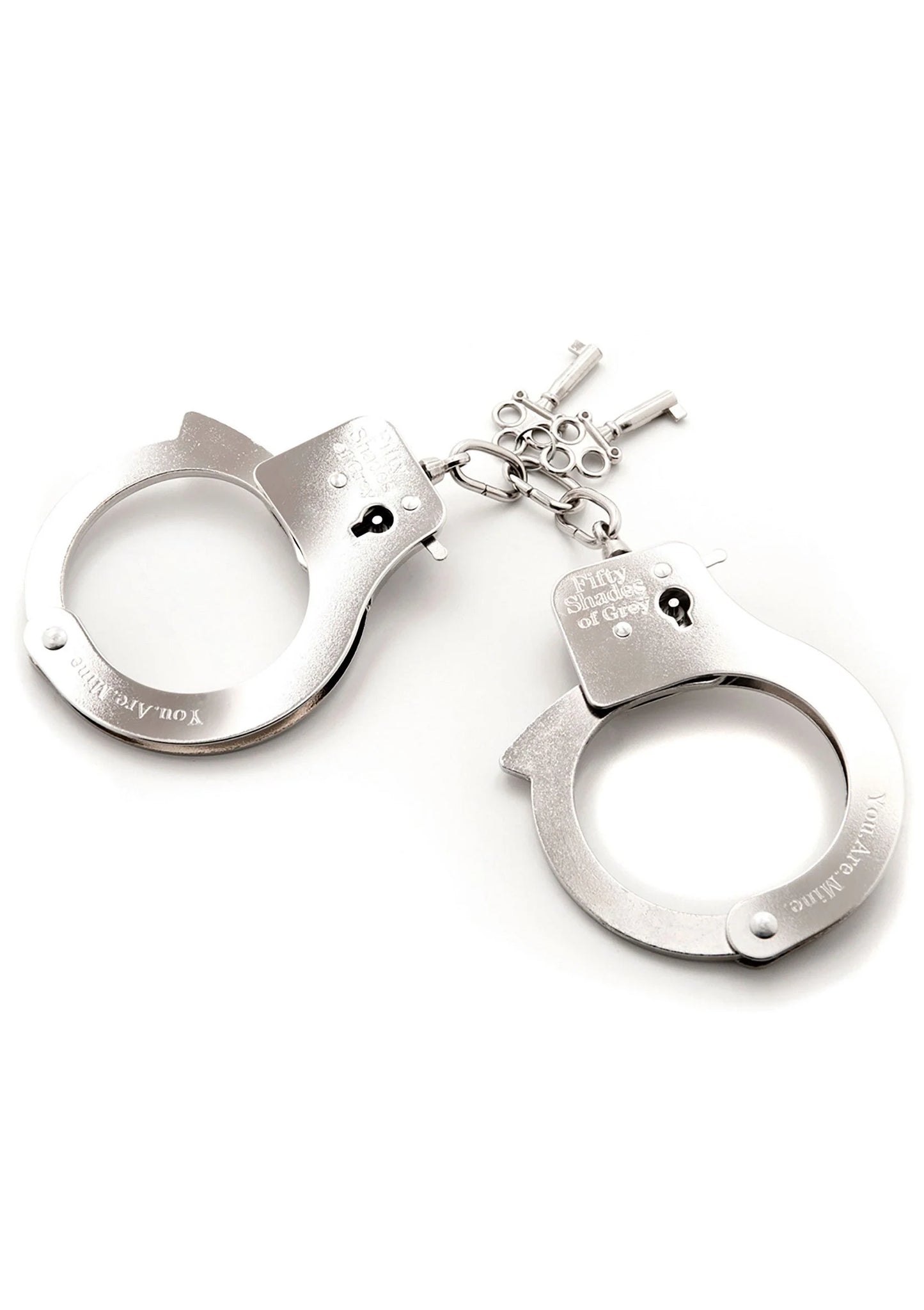 Zilveren metalen handboeien met ketting, losse sleutels en ringdetails