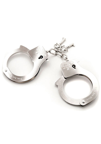 Zilveren metalen handboeien met ketting, losse sleutels en ringdetails