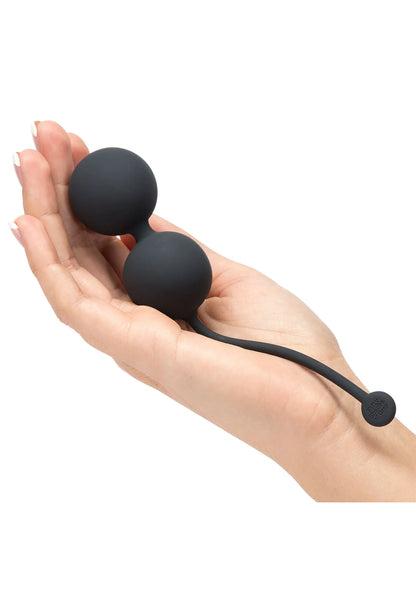 Siliconen jiggleballen in hand, twee ronde balletjes met luskoord, donkergrijs.