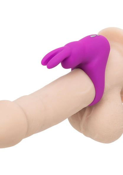 Hand met paarse cockring om de hand/vinger