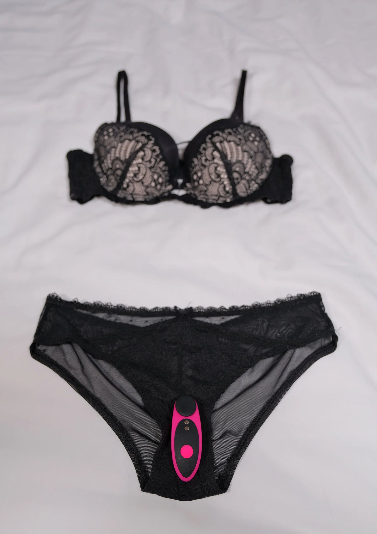 Zwarte kanten lingerie met roze bedieningsmodule van Ferri-vibrator van Lovesense