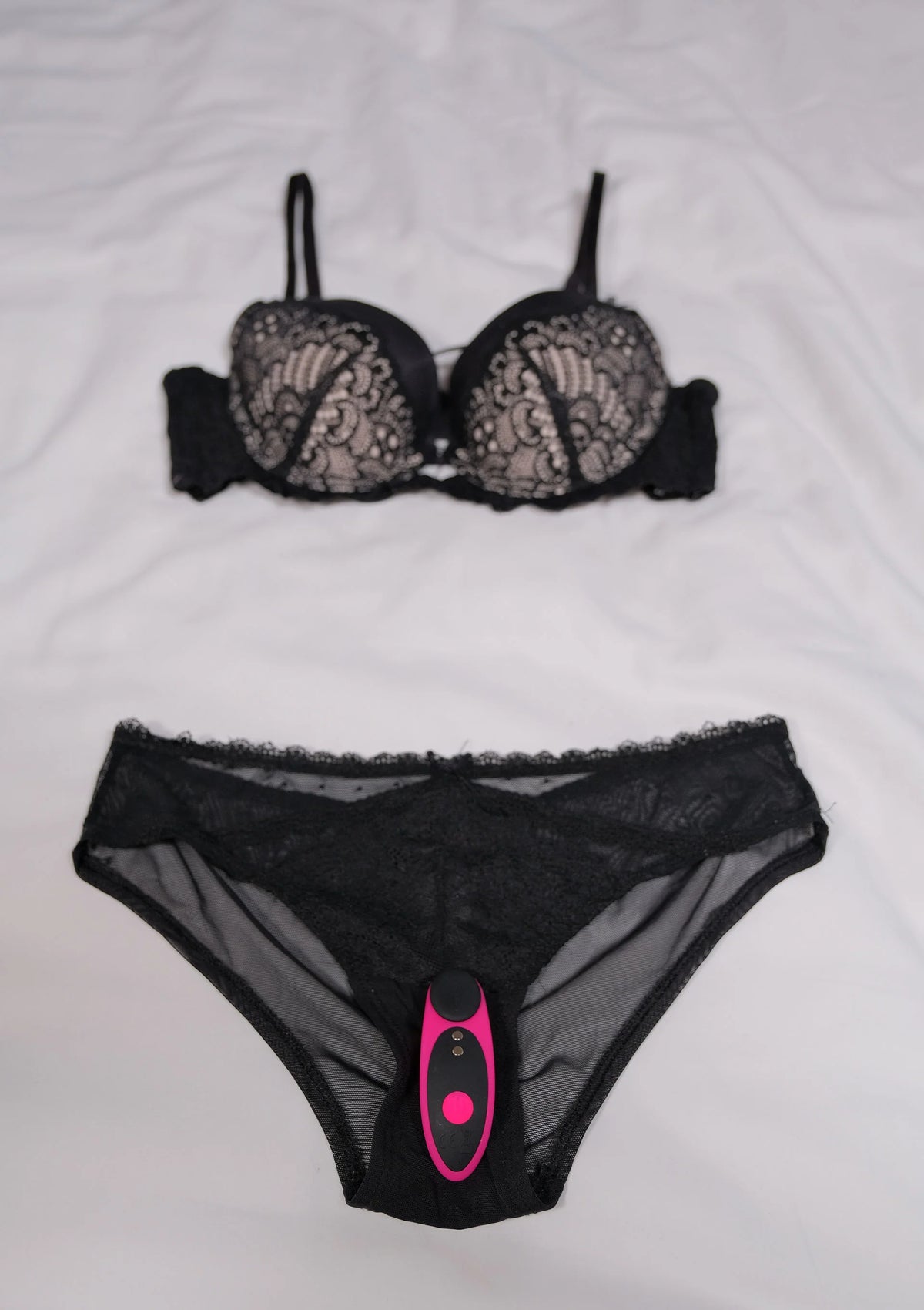 Zwarte kanten lingerie met roze bedieningsmodule van Ferri-vibrator van Lovesense
