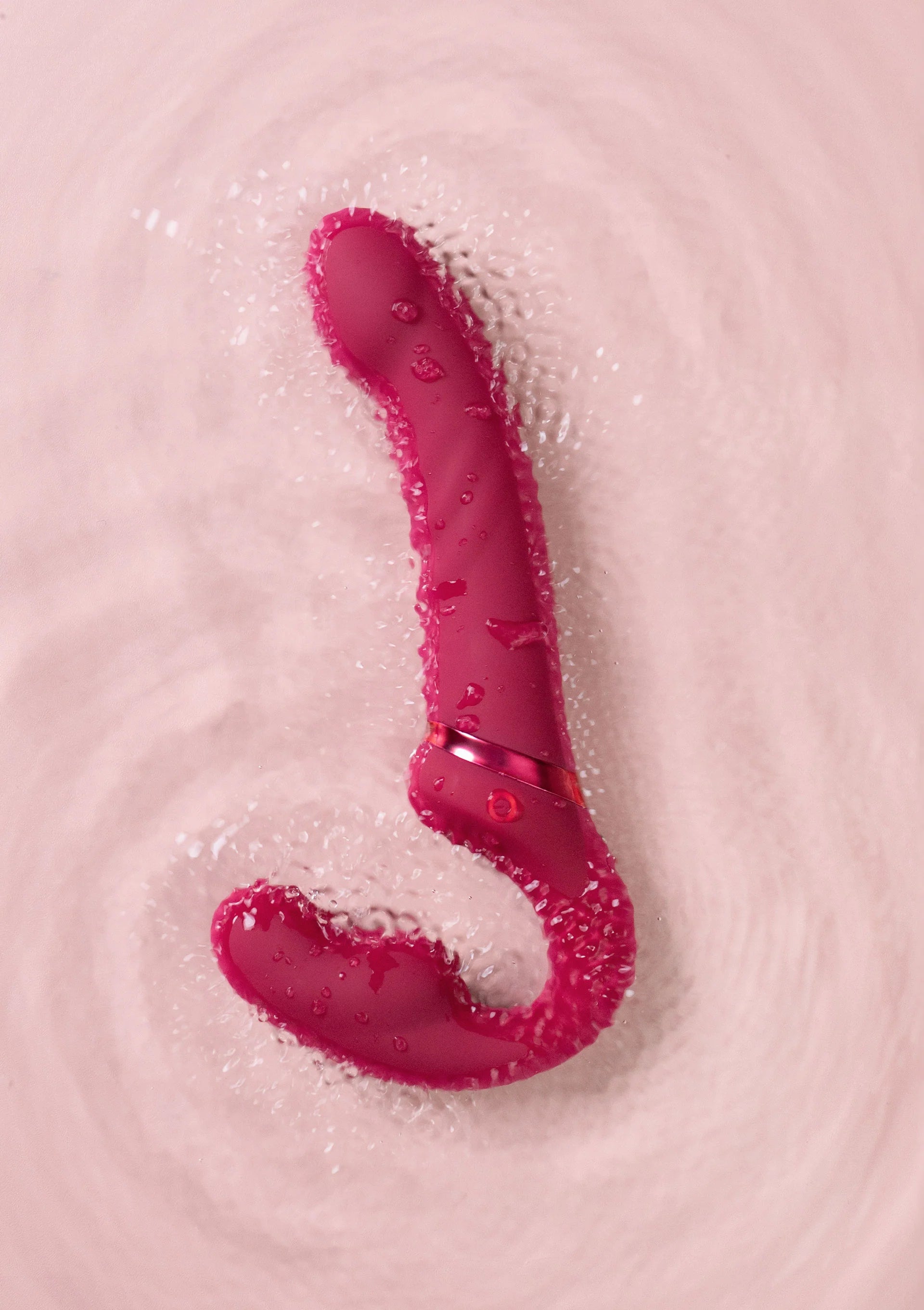Bovenaanzicht van roze Lapis dubbel dildo met glanzend oppervlak en textuur.