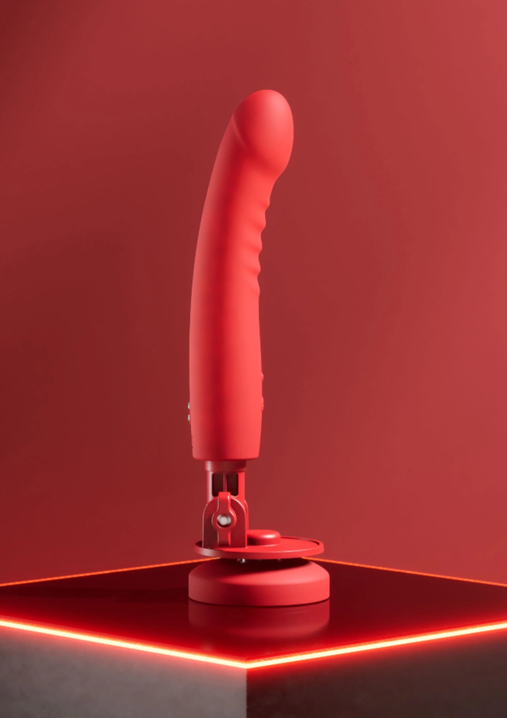 Rode stuwende dildo op ronde voet met montagebeugel, staand bovenaanzicht.