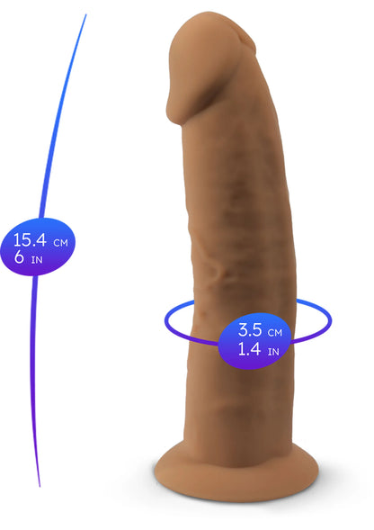 Caramelkleurige siliconen dildo met afmetingen: 15,4 cm lengte en 3,5 cm dikte.