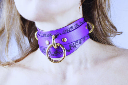 Purple Leather Floral Choker – Elegant Discreet Collar with Gold Rings - Happytoys Sexshop: online sex shop for Feeling Happy & Easy 😊 - Discreet geleverd