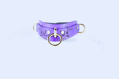 Purple Floral Submissive Collar with Gold O-Ring – Elegant BDSM Choker - Happytoys Sexshop: online sex shop for Feeling Happy & Easy 😊 - Discreet geleverd