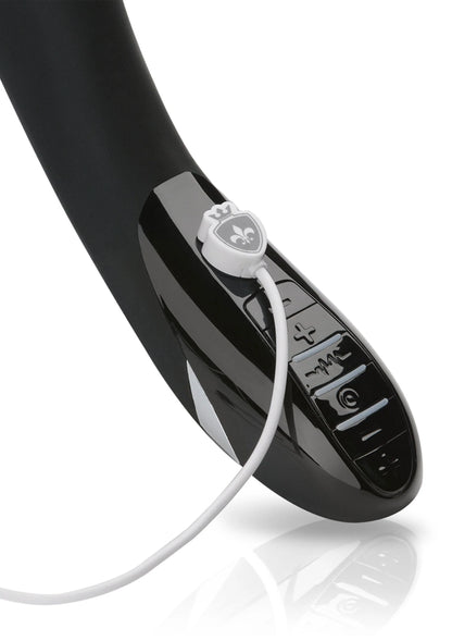 Close-up van bedieningspaneel van zwarte eStim-vibrator met kabel en knoppen