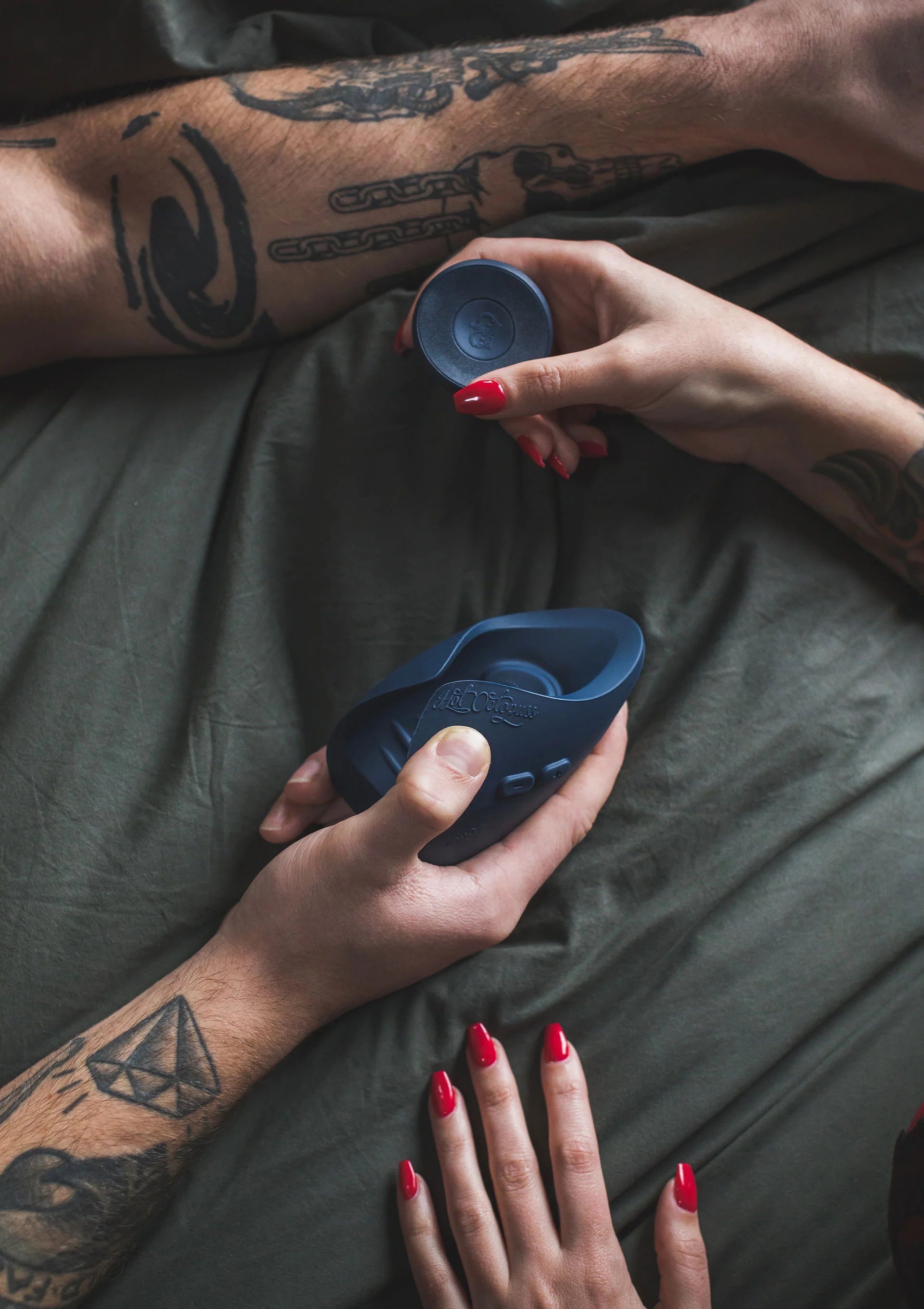 Blauwe afstandsbediening met knoppen en blauwe vibrator in de hand