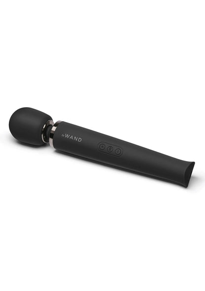 Oplaadbare Le Wand massager, zwarte body en ronde kop, schuin liggend met knoppen
