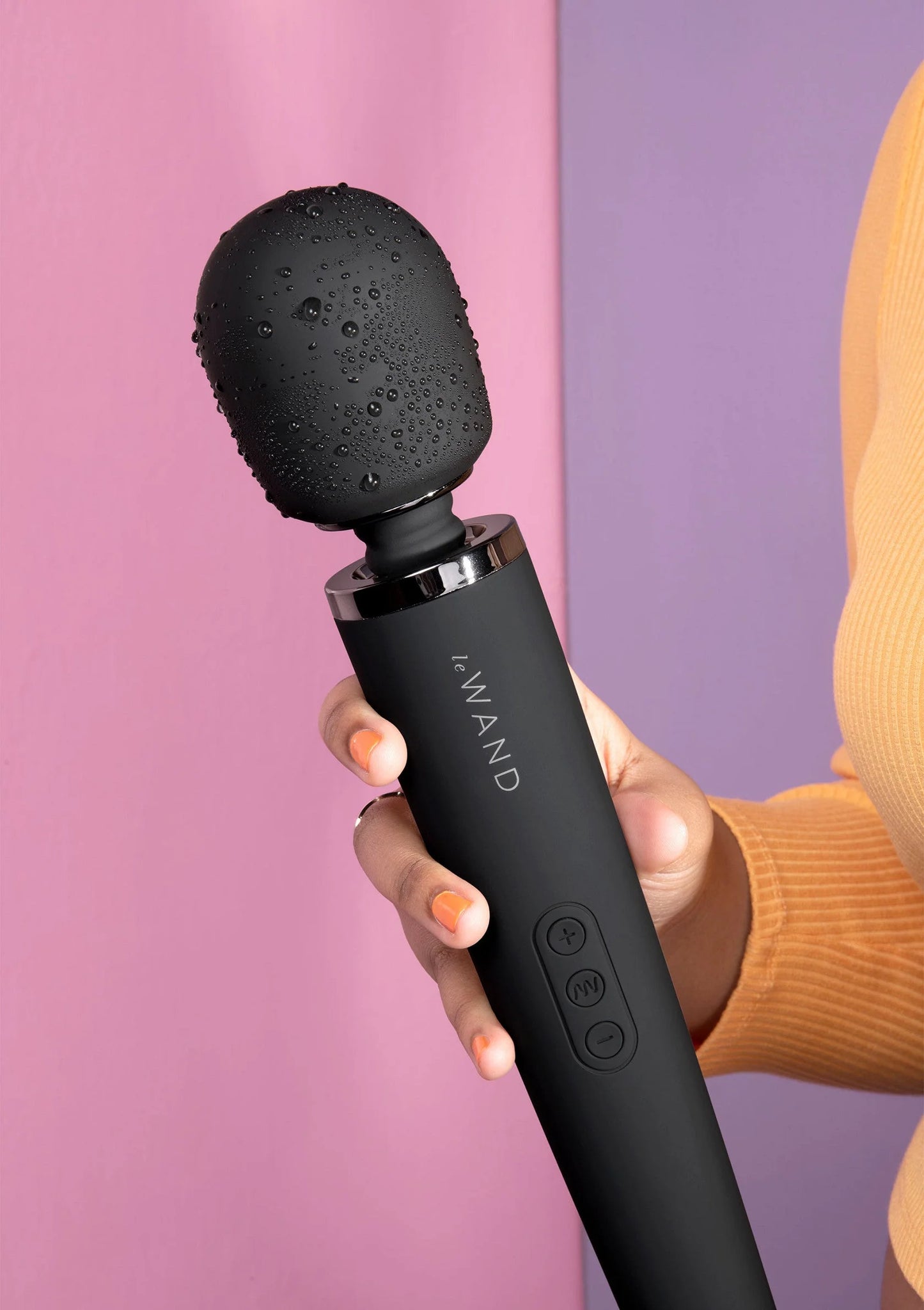 Zwarte oplaadbare massager met afgeronde kop en handgreep, met bedienknoppen