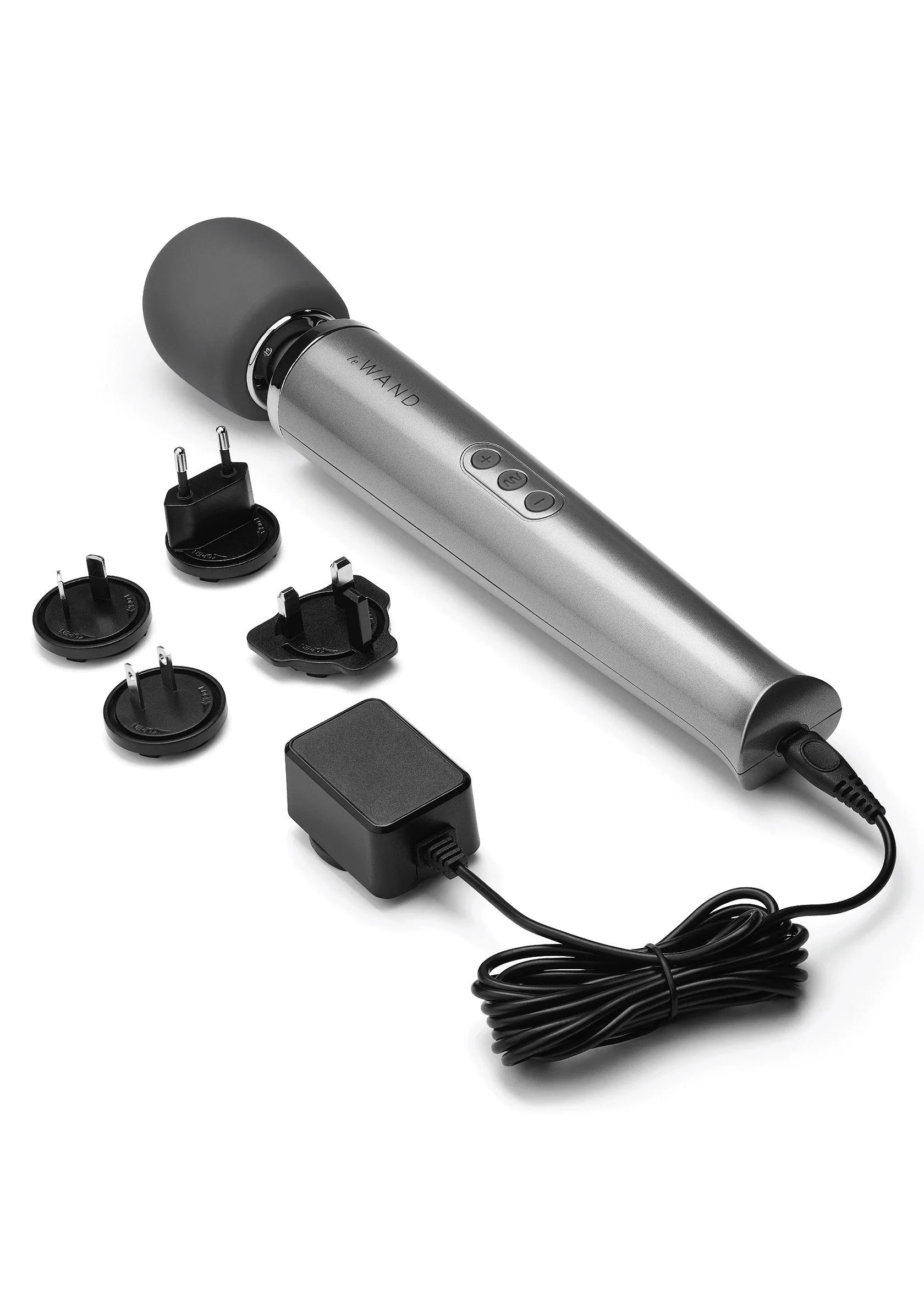 Zilvergrijze massager met verwisselbare opzetstukken, laadadapter en netsnoer