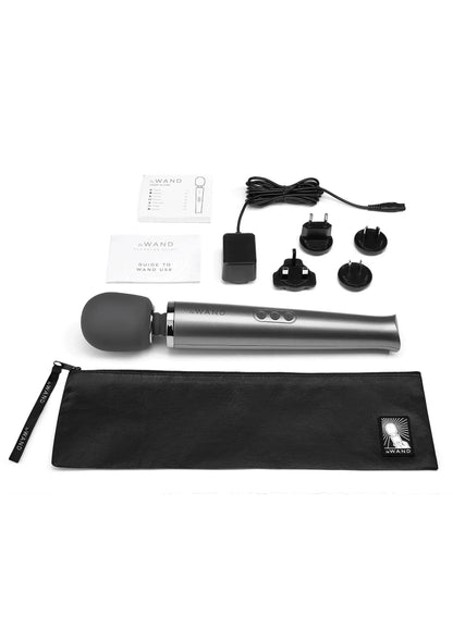 Zilvergrijze massager set met accessoires, adapter en opbergtas