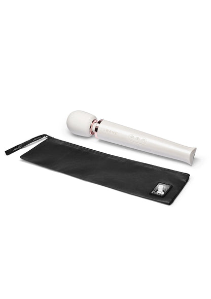 Oplaadbare massager Le Wand met witte handgreep en zwarte opbergtas
