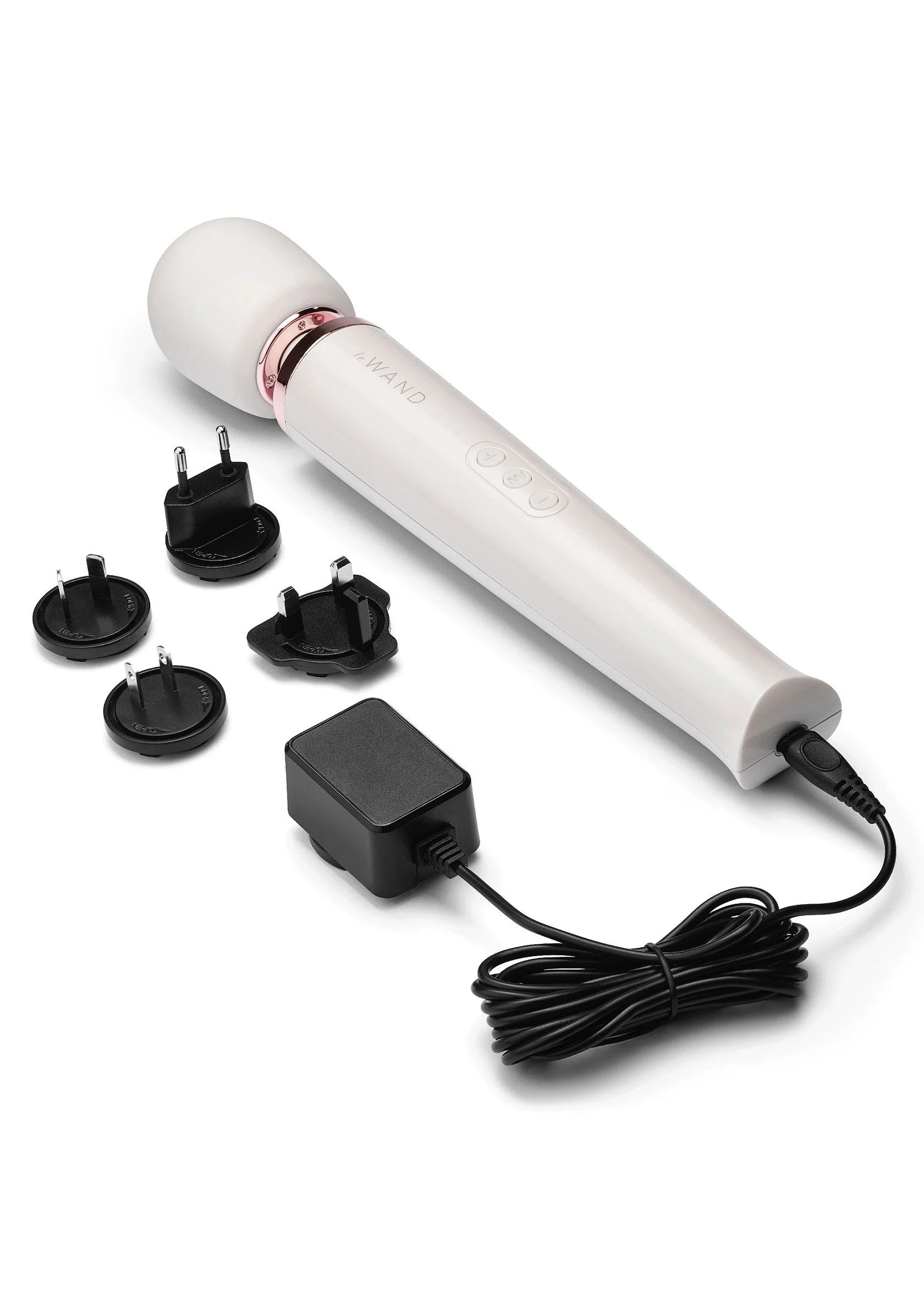 Oplaadbare massager Le Wand, witte body met wisselopzetstukken en stekkerkabel