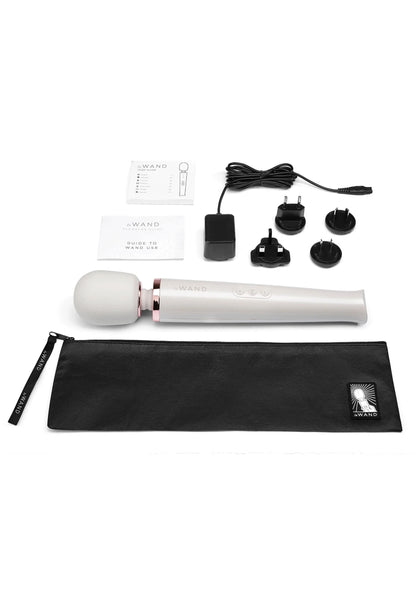 Oplaadbare massager Le Wand complete set met zwarte opbergtas, kabel en adapters