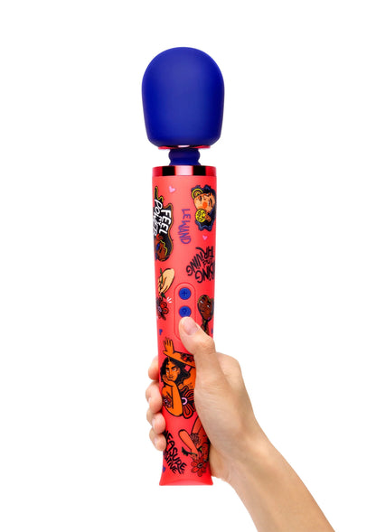 Hand die een rode vibrator met blauwe bol en stripfiguurprint vasthoudt