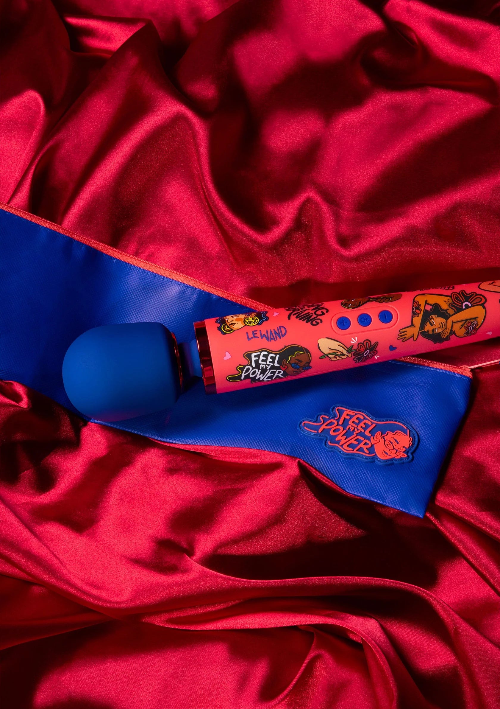 Rode vibrator met blauwe kop en cartoonprint naast blauwe opberghoes