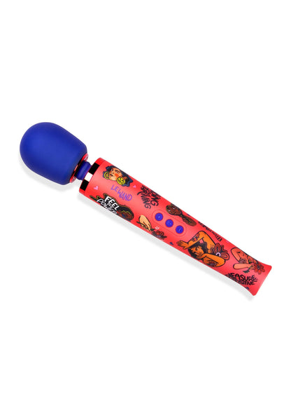 Langwerpige rode vibrator met blauwe kop en cartoonprint, schuin gepositioneerd