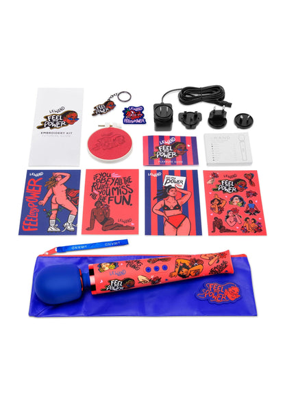 Set met rode vibrator, blauwe hoes en accessoires in kartonnen verpakking