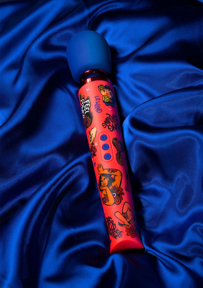 Close-up van rode vibrator met blauwe kop en stripprint op blauwe stof