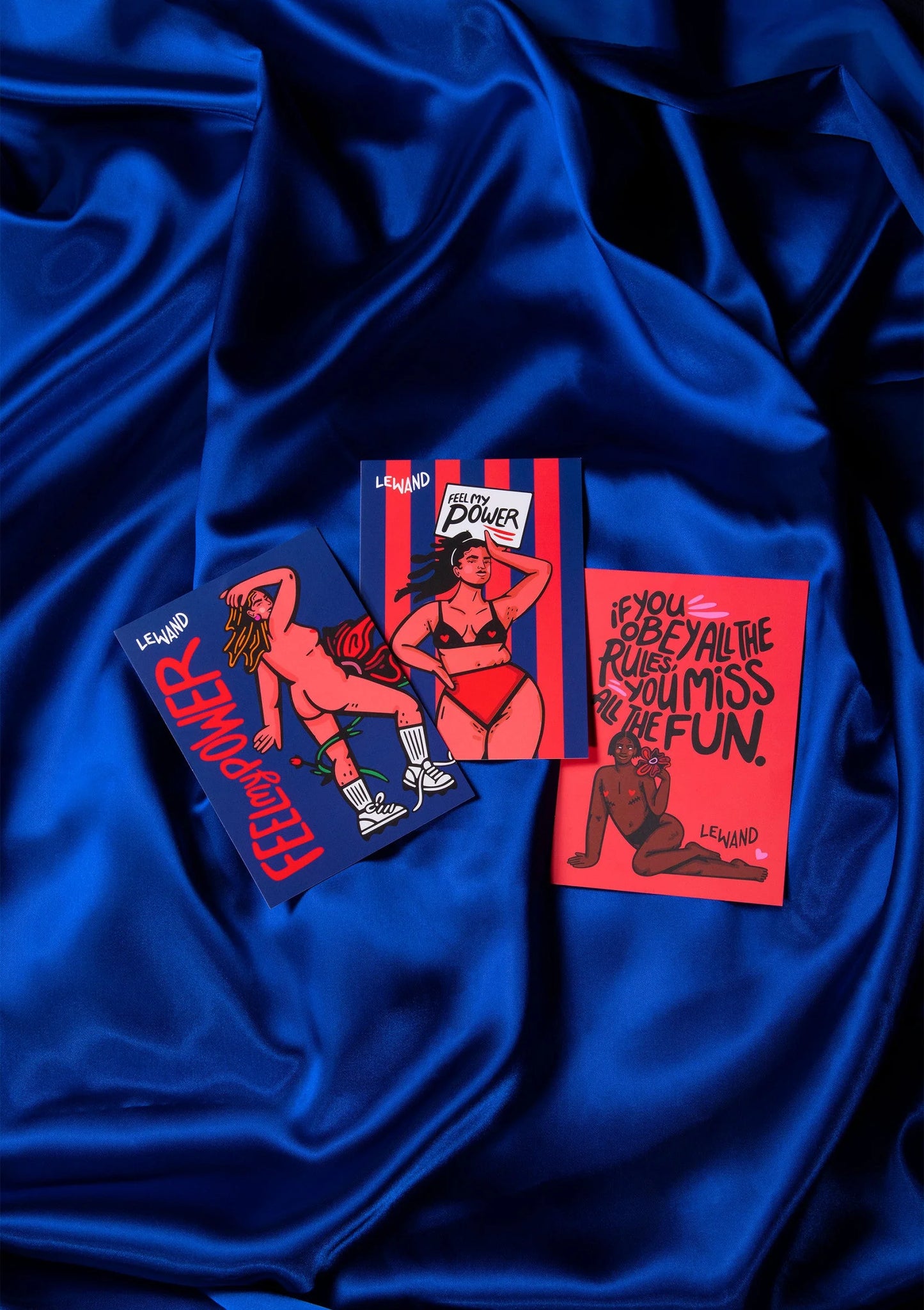 Reclamekaartjes met stripfiguur op blauwe satijnstof, 3 stuks