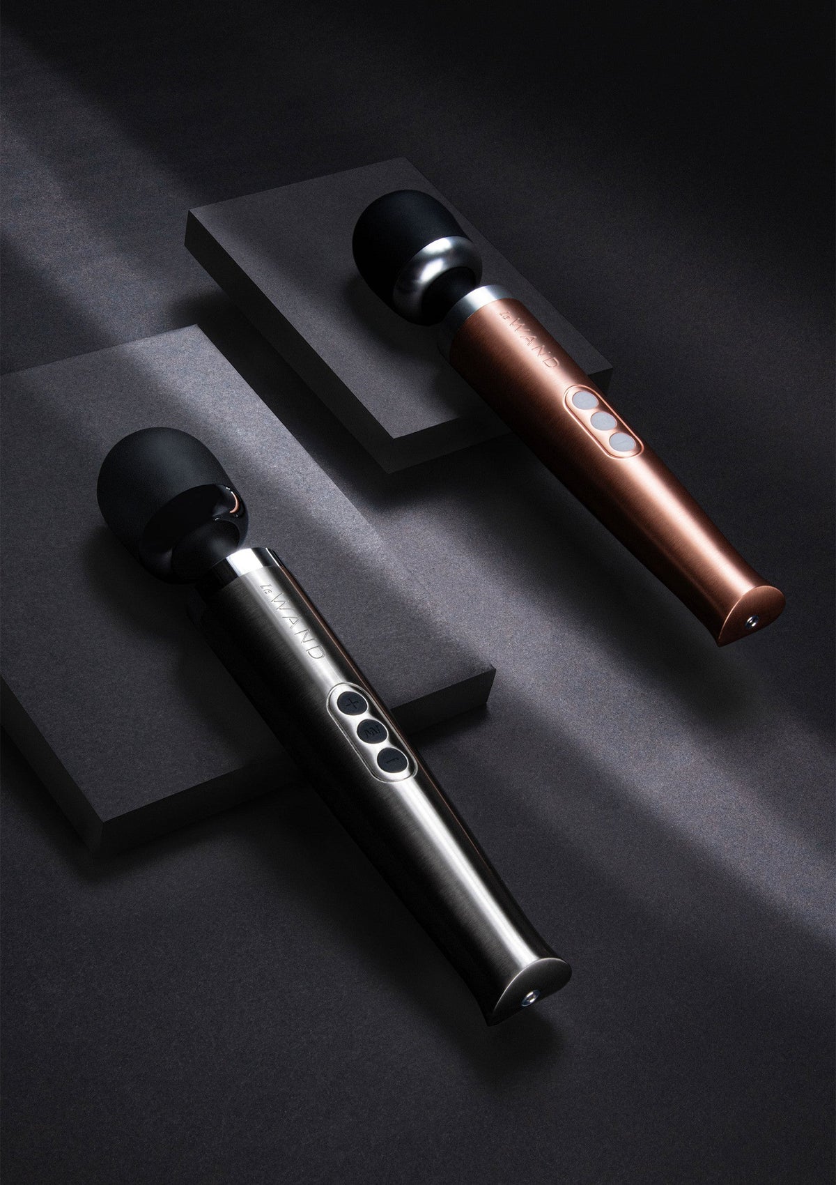 Bestel: Die Cast Rechargeable Vibrating Massager by Le Wand - bij Happytoys: de erotische sex webshop | liever Happy dan Easy ⭐⭐⭐⭐⭐