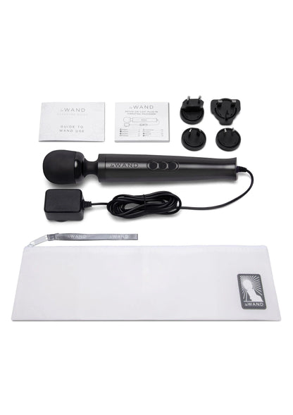 Zwarte vibrerende massager set met opbergetui, snoer, stekkers en handleidingen