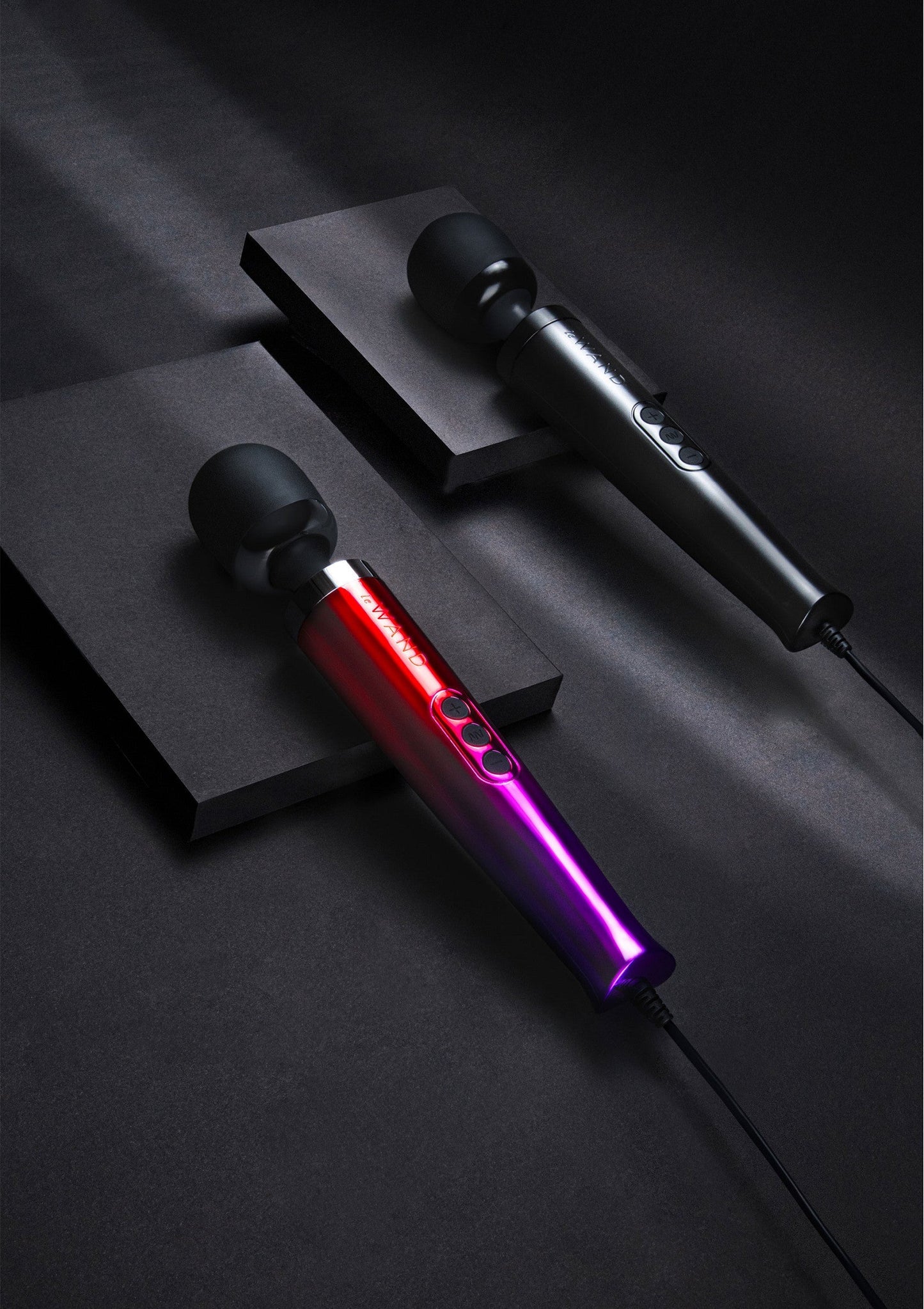 Vibrerende massagers met zwarte en rood-paarse behuizing, met ronde opzetkop