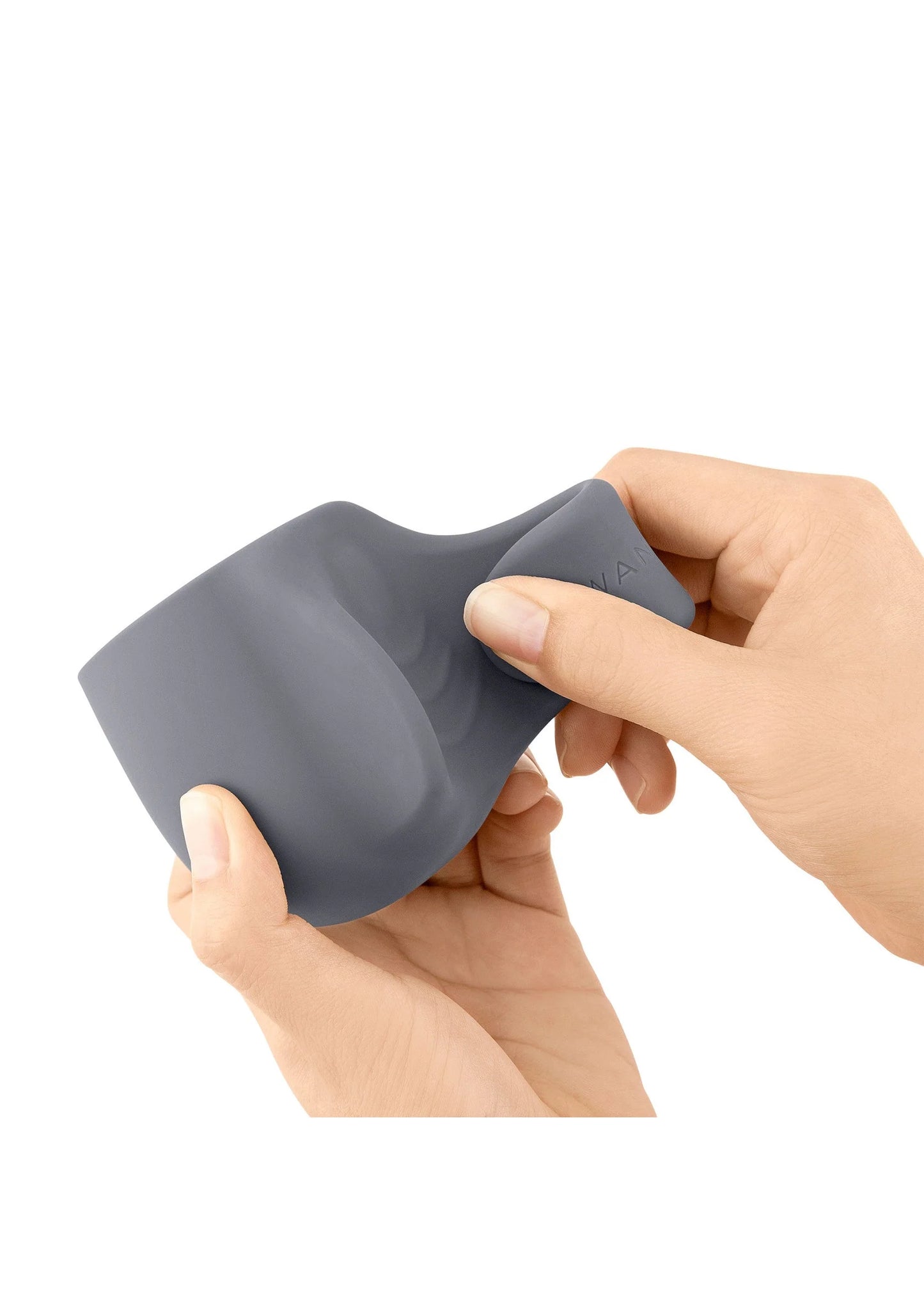 Grijze siliconen lusvormige penis-play bevestiging met duim op open rand